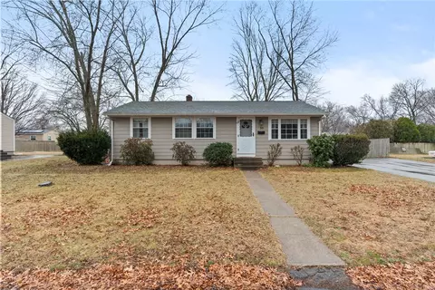 50 Hoyt St, Warwick, RI 02886