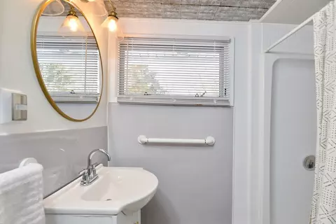 Bath - 20 Gloucester St, Warwick, RI 02886 photo 2 of 2