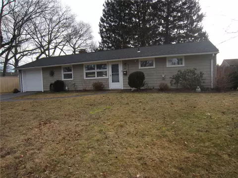 20 Gloucester St, Warwick, RI 02886