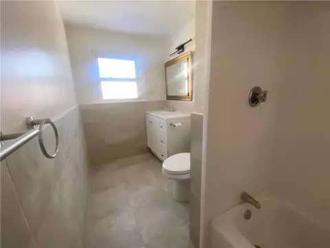 Bath - 206 Second Ave, Warwick, RI 02888 photo 2 of 3