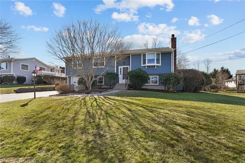 55 Bedford Cir, Narragansett, RI 02882