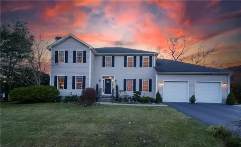 39 Bluebird Ln, Cranston, RI 02921