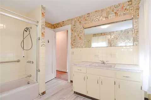 Bath - 4 Spruce St, Westerly, RI 02891 photo 3 of 3