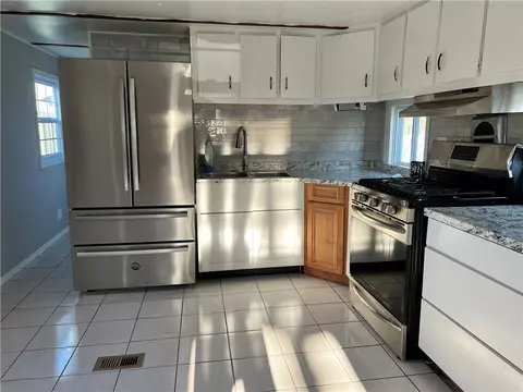 12 Stephanie Dr, Pawtucket, RI 02860