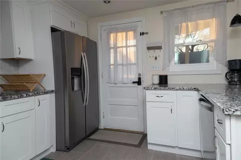 Kitchen - 68 Pell Ave, Warwick, RI 02888 photo 5 of 6