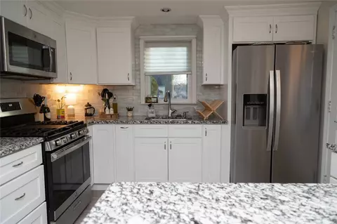 Kitchen - 68 Pell Ave, Warwick, RI 02888 photo 3 of 6