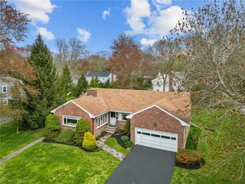28 Winthrop Dr, Barrington, RI 02806