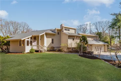155 Candlewood Dr, North Kingstown, RI 02852