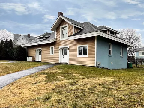 24 Great Oak Dr, Warwick, RI 02886
