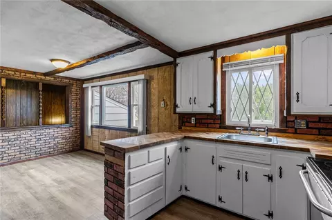 Kitchen - 208 Baldwin Rd, Warwick, RI 02886 photo 1 of 5