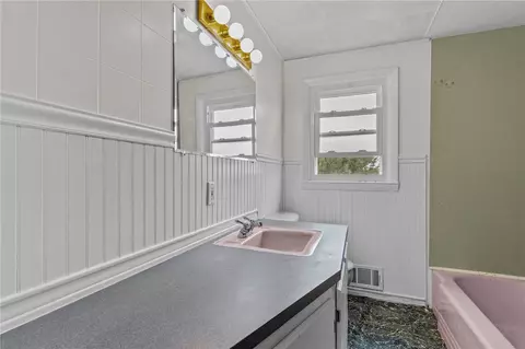 Bath - 208 Baldwin Rd, Warwick, RI 02886 photo 1 of 1