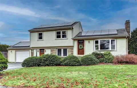 9 Colonial Rd, Seekonk, MA 02771