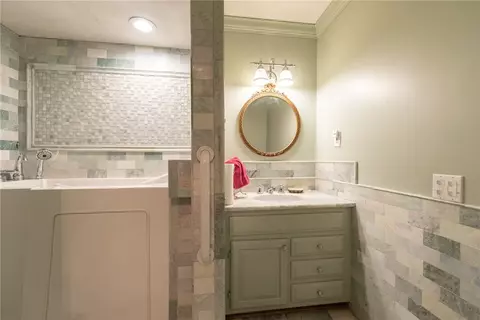 Bath - 331 Hope Rd, Cranston, RI 02921 photo 3 of 4