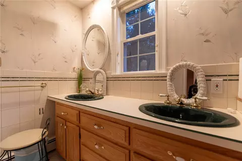 Bath - 331 Hope Rd, Cranston, RI 02921 photo 4 of 4