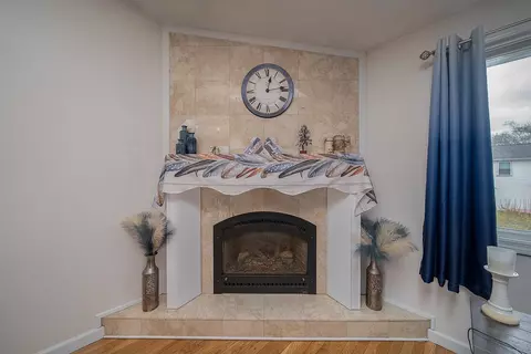 Living - 27 Scranton Ave, Warwick, RI 02888 photo 2 of 7