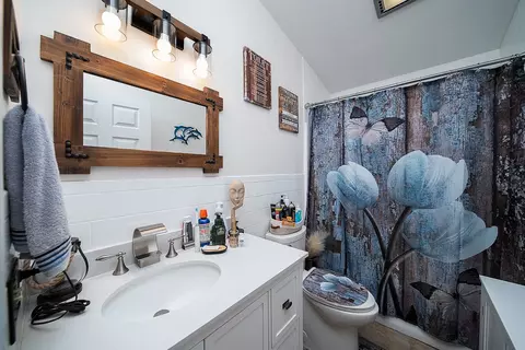 Bath - 27 Scranton Ave, Warwick, RI 02888 photo 1 of 1