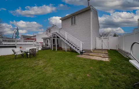 Exterior - 27 Scranton Ave, Warwick, RI 02888 photo 6 of 11