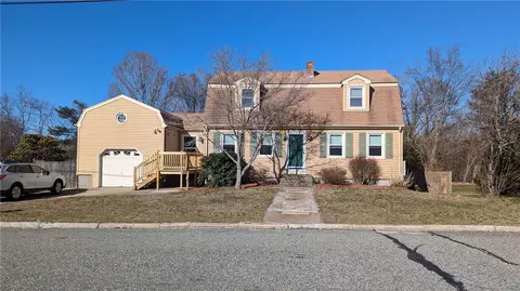 15 Maria St, Lincoln, RI 02865