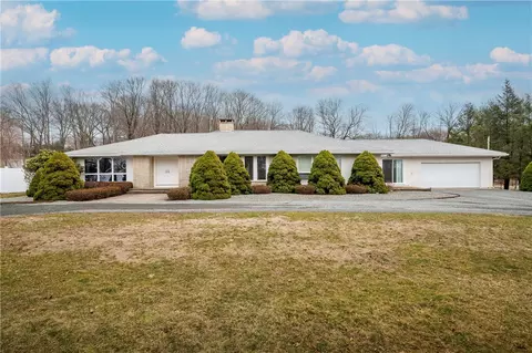 39 Old Mendon Rd, Cumberland, RI 02864