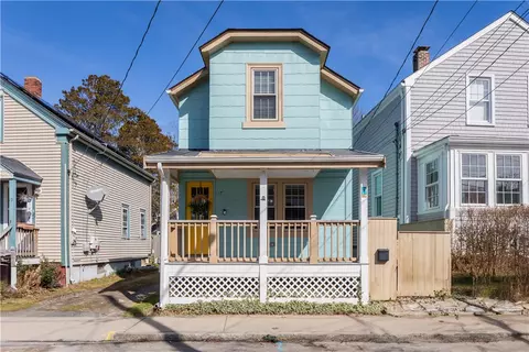 17 Hall Ave, Newport, RI 02840