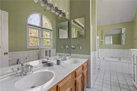 Bath - 67 Wright Ln, Jamestown, RI 02835 photo 1 of 1