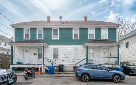 17 Kilburn Ct, Newport, RI 02840