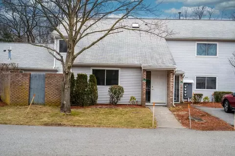 812 Williamsburg Cir, Warwick, RI 02886