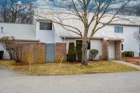 812 Williamsburg Cir, Warwick, RI 02886 photo 3