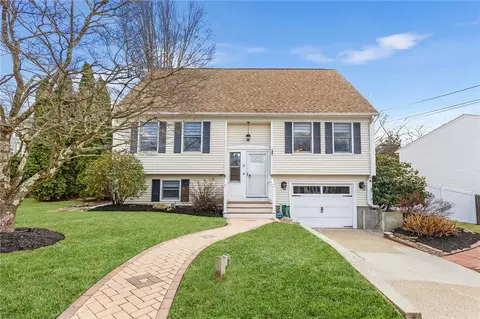 8 Damian Ct, North Providence, RI 02911