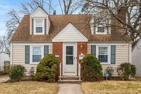 29 Sunset Ter, Cranston, RI 02905