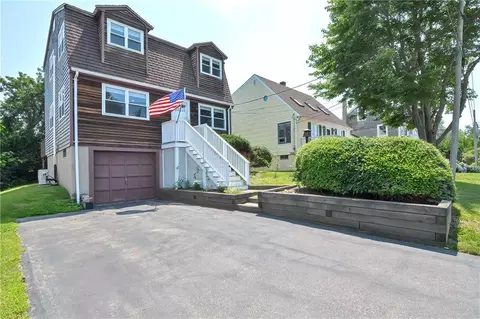 103 Canton Ave, Portsmouth, RI 02871