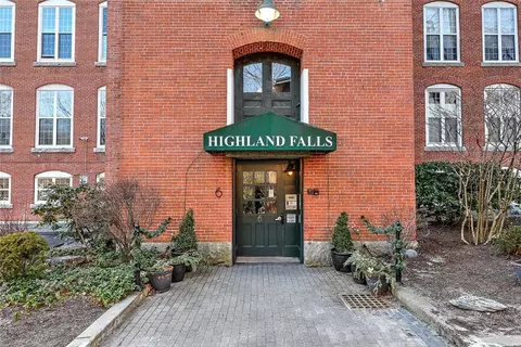 2 School St #304, Lincoln, RI 02865