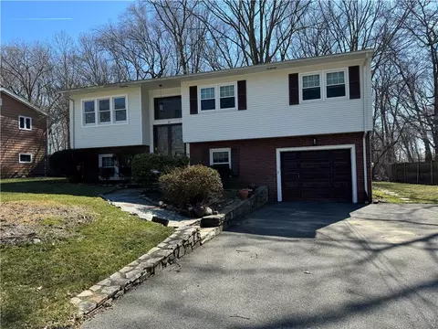 66 Rockcrest Dr, Cranston, RI 02920