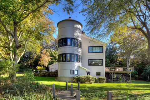 30 Hazard Rd, Newport, RI 02840