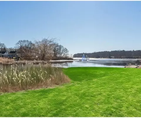 11 Canfield Ct, Warwick, RI 02889