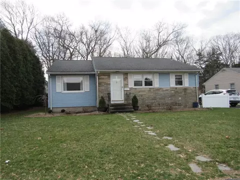 138 Edmond Dr, Warwick, RI 02886