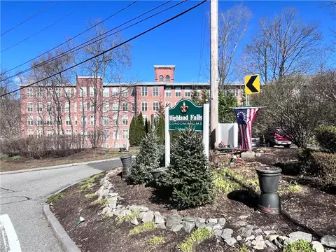 2 School St #305, Lincoln, RI 02865