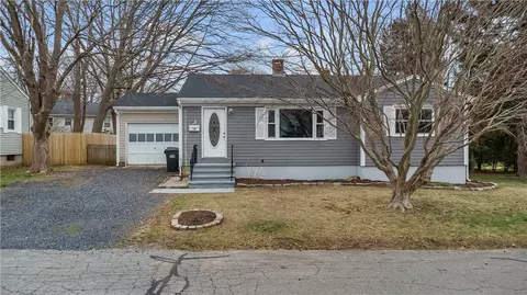14 Sherwood Rd, Middletown, RI 02842