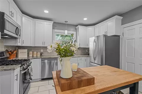 108 Pawtuxet Ave, Cranston, RI 02905