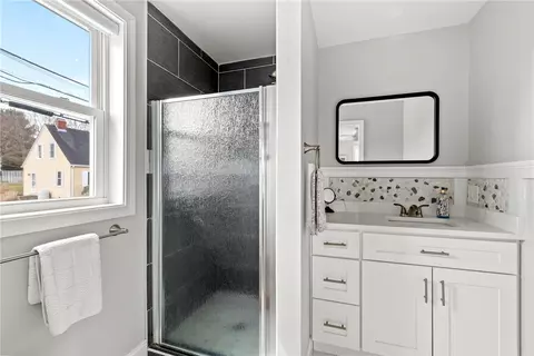 Bath - 37 Parker Ave, Warren, RI 02885 photo 2 of 2