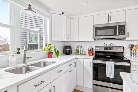 Kitchen - 37 Parker Ave, Warren, RI 02885 photo 4 of 5