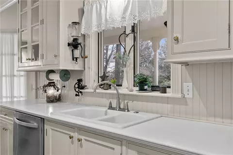 Kitchen - 593 Main St, South Kingstown, RI 02879 photo 2 of 5