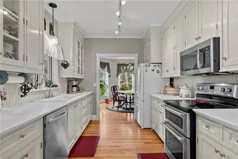 Kitchen - 593 Main St, South Kingstown, RI 02879 photo 3 of 5