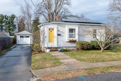 35 Country Club Dr, Warwick, RI 02888