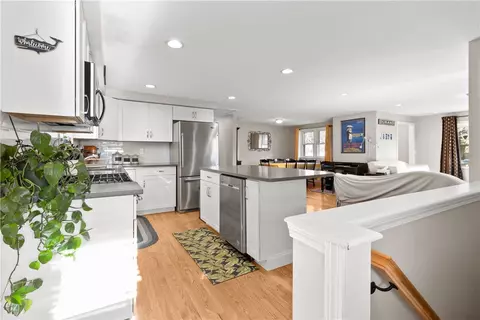 36 Galant Dr, Warwick, RI 02886 photo 3