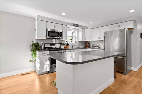 36 Galant Dr, Warwick, RI 02886 photo 4