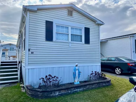 84 Bayview Park Ave, Middletown, RI 02842