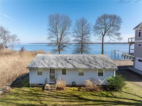 2 Riptide Dr, North Kingstown, RI 02874