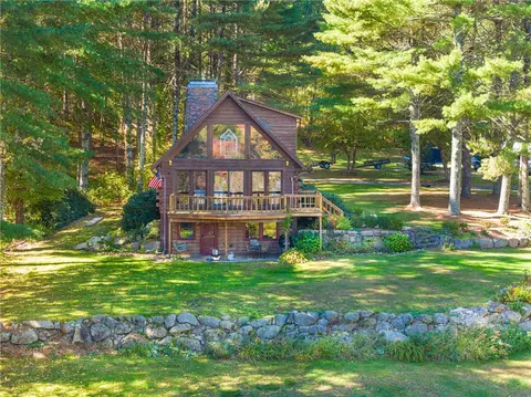 9 Charnley Ave, Hopkinton, RI 02832