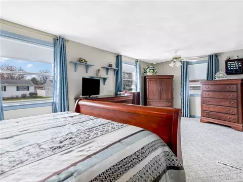 Bedroom - 35 Carnation Dr, Warwick, RI 02886 photo 2 of 4